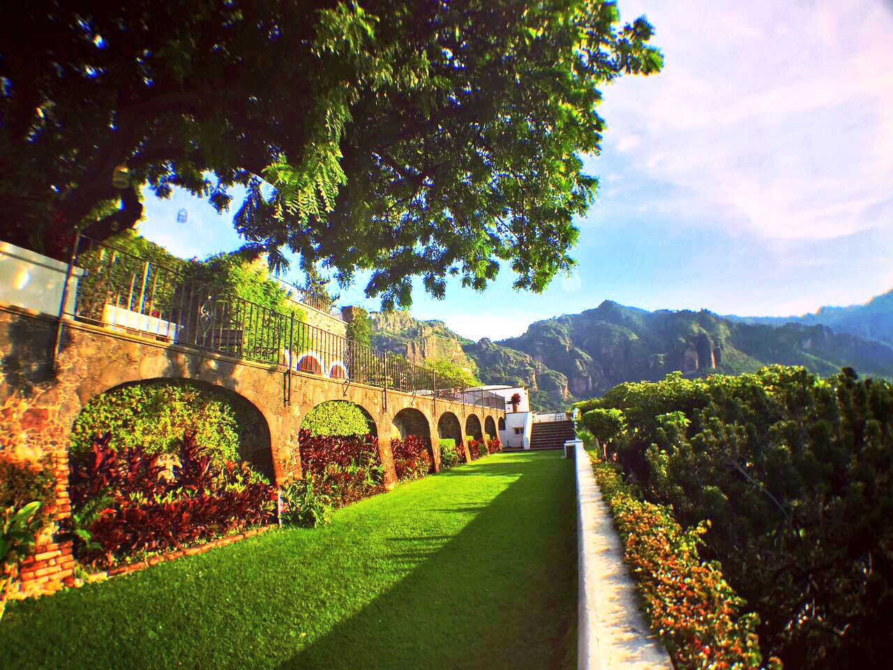 Terraza y jardín de Posada del Tepozteco, con las montañas al fondo