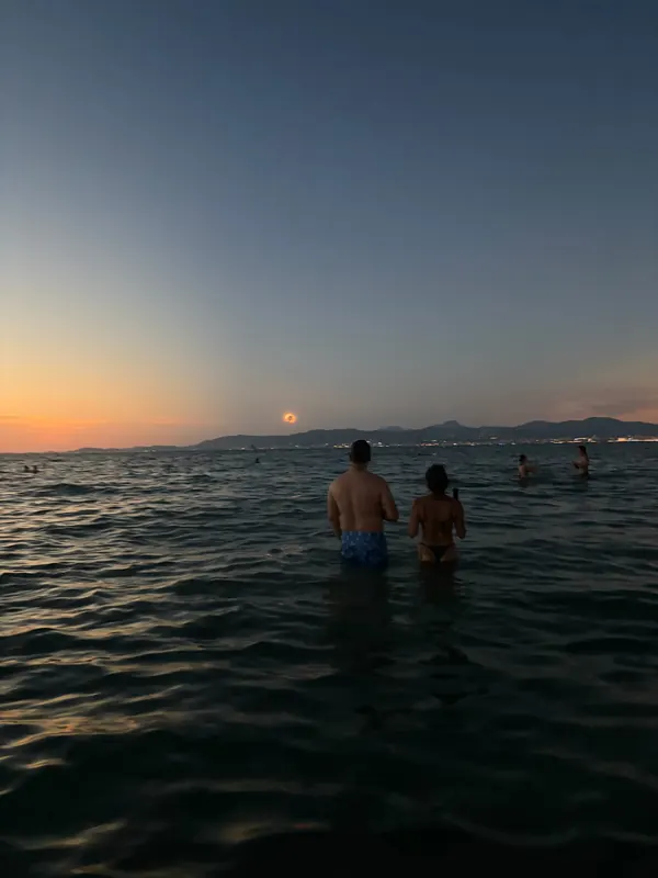 Viendo juntos el eclipse desde el mar