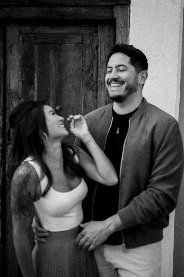 Risas juntos, en blanco y negro