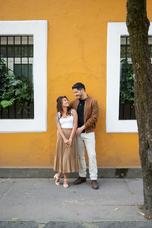Juntos frente a una fachada amarilla