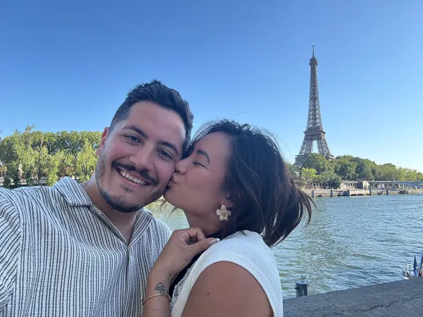 Un beso junto a la Torre Eiffel