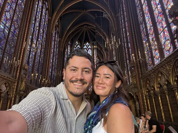 Juntos entre los vitrales de París