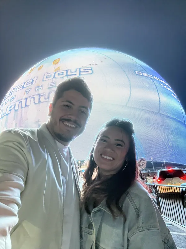 Juntos frente a la Sphere en Las Vegas
